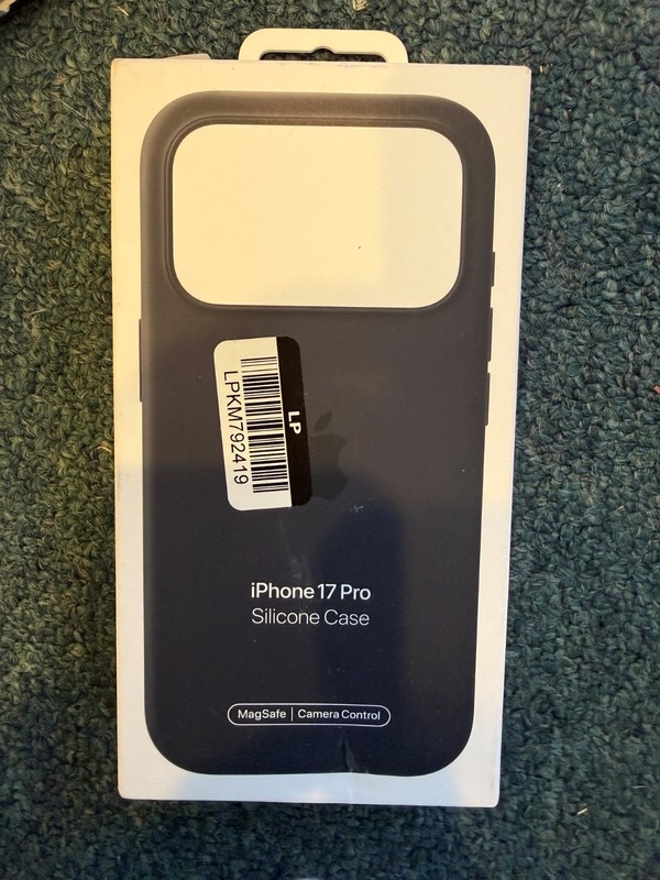silicone phone case iphone 17 pro BLACK – absolute steal of price!!