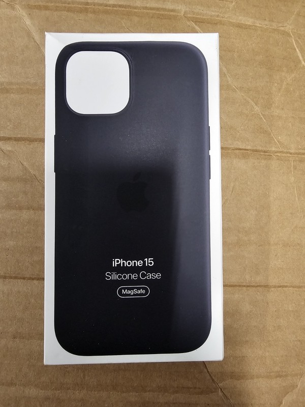 New Genuine Apple Silicone Soft Case with MagSafe for Apple iPhone 15 6.1" BLACK