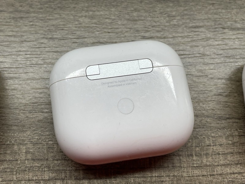 Lot Of 3 Apple Genuine AirPods 3rd generation CHARGING CASE ONLY A2897 *UNTESTED gallery