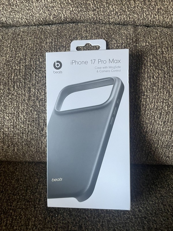 Beats iPhone 17 Pro Max Case with MagSafe and Camera Control — Everest Black