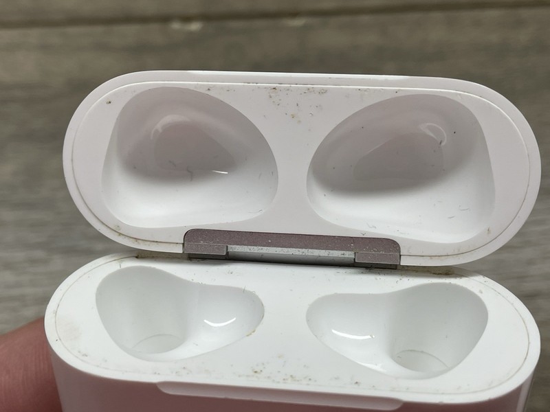Lot Of 3 Apple Genuine AirPods 3rd generation CHARGING CASE ONLY A2897 *UNTESTED gallery