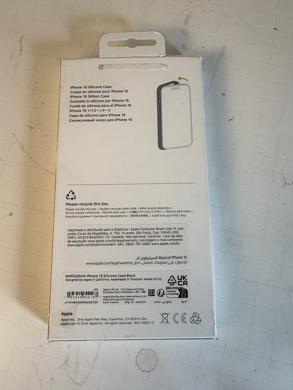 Genuine Apple Silicone Soft Case with MagSafe for Apple iPhone 15 6.1" BLACK gallery