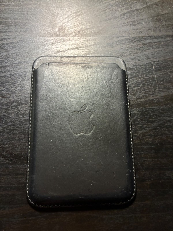 iPhone MagSafe Wallet (1st Generation) – no find my – pre-owned condition