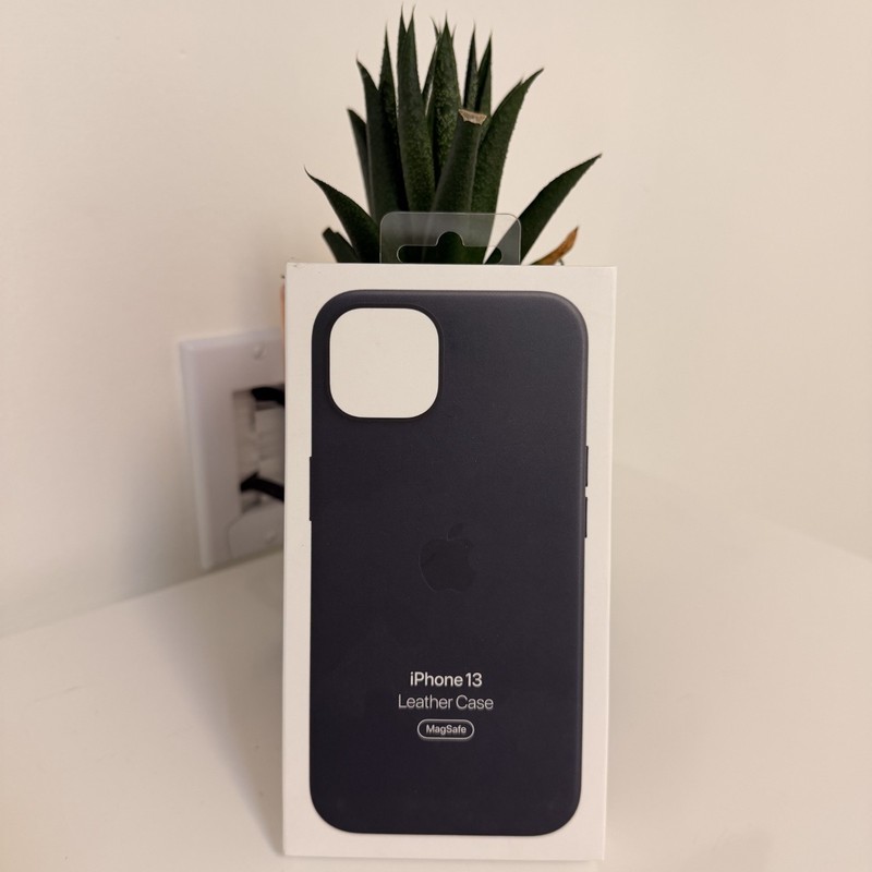 New Apple iPhone 13 Leather MagSafe Case Midnight MM183ZM/A
